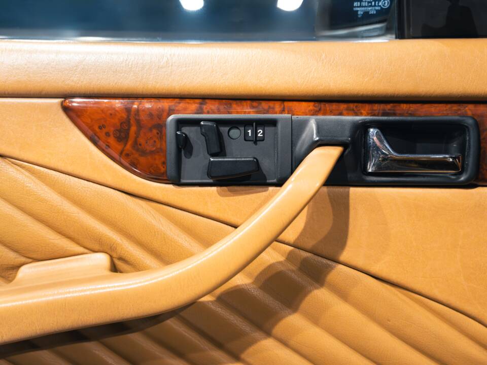 Bild 23/37 von Mercedes-Benz 560 SEC (1990)