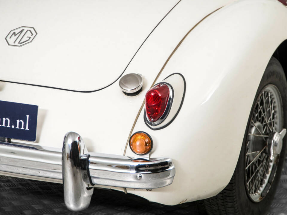 Image 30/50 of MG MGA 1500 (1957)
