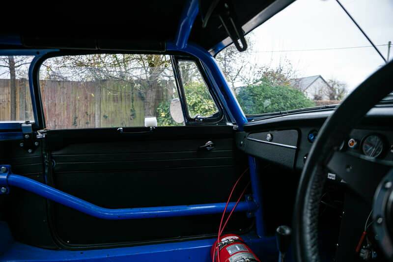 Image 16/45 of MG MGB GT (1964)