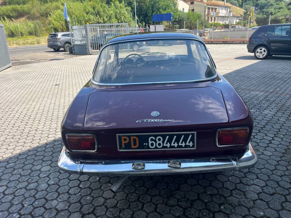 Image 4/17 de Alfa Romeo Giulia GT 1300 Junior (1972)