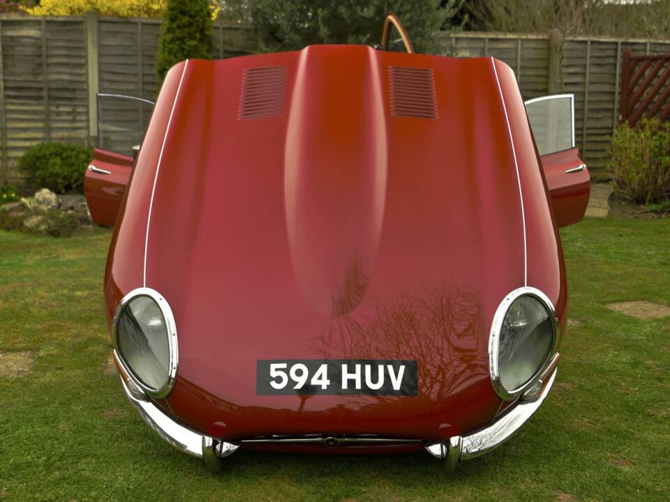 Image 12/50 de Jaguar E-Type (1968)