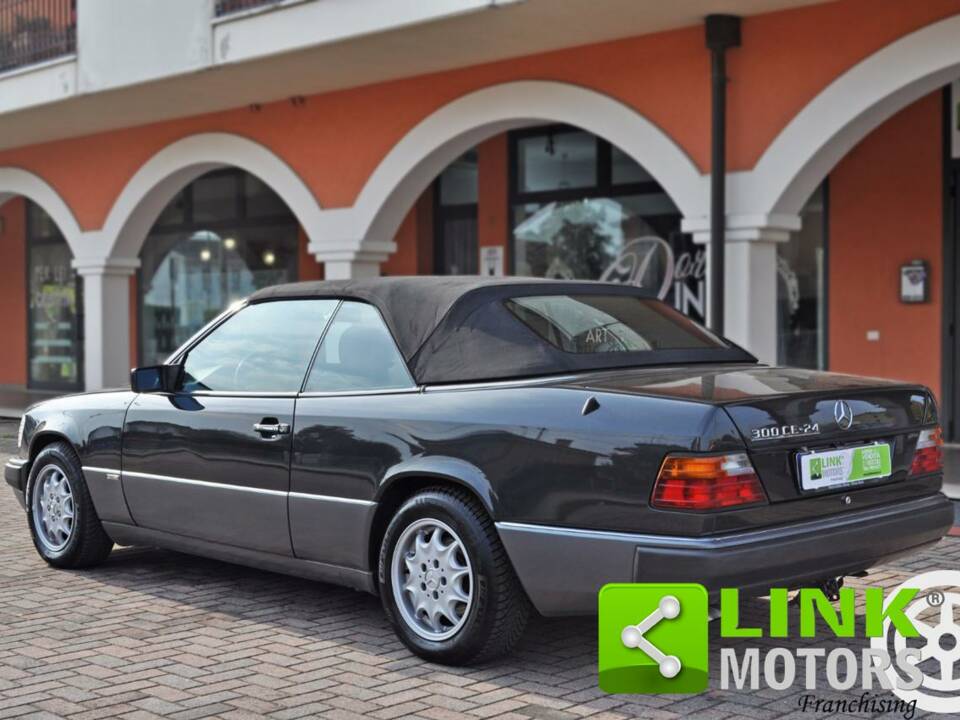 Imagen 3/4 de Mercedes-Benz 300 CE-24 (1993)