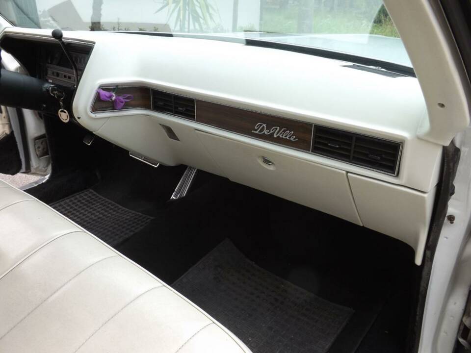 Image 38/50 of Cadillac DeVille Convertible (1969)