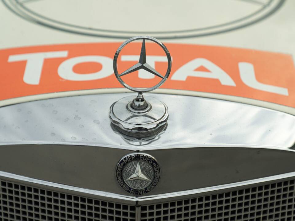 Image 24/50 of Mercedes-Benz 220 S b (1967)