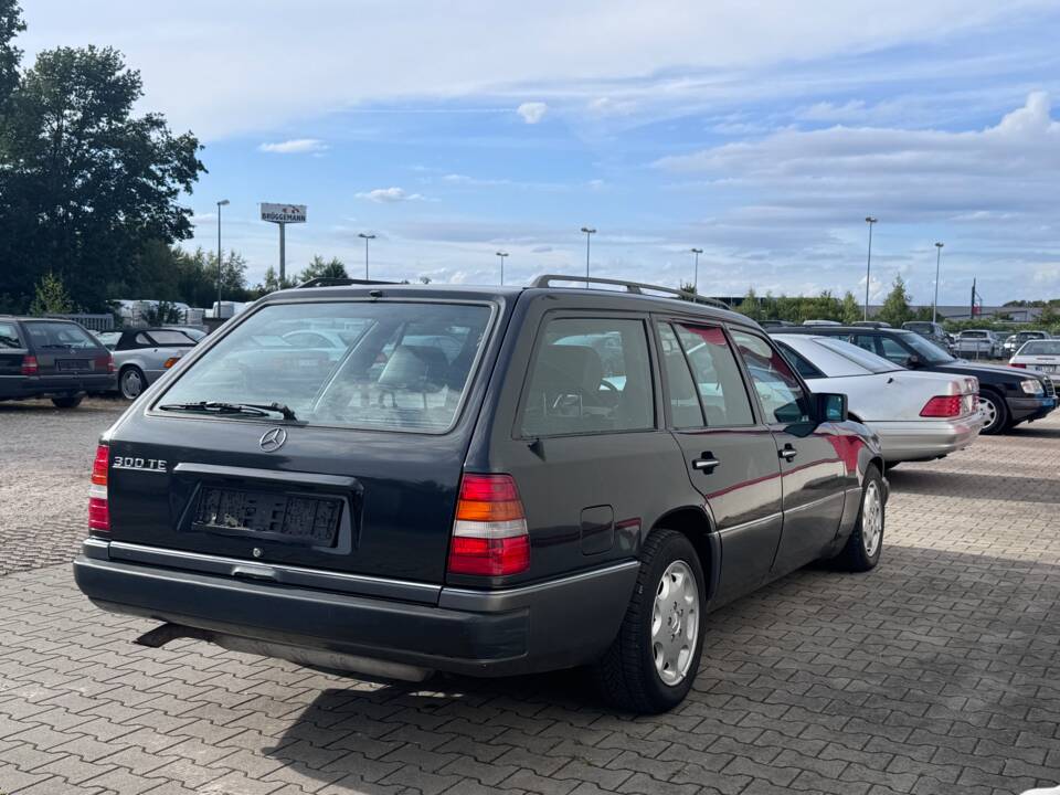 Image 6/29 of Mercedes-Benz 300 TE (1989)