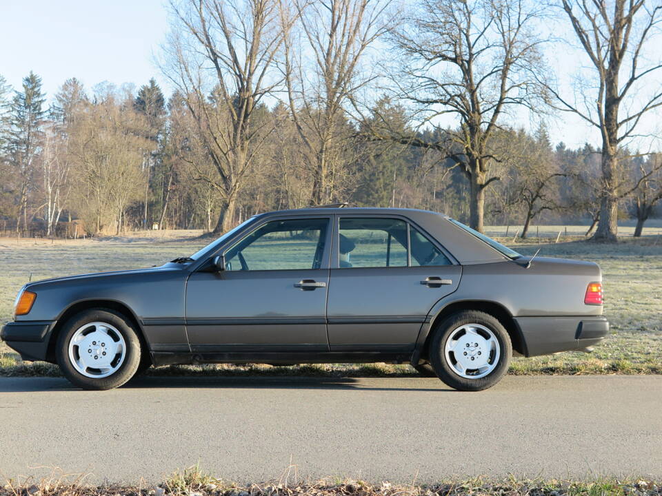 Imagen 2/92 de Mercedes-Benz 200 D (1989)