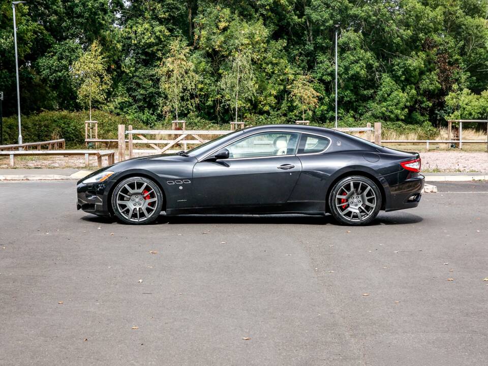 Image 18/43 of Maserati GranTurismo 4.2 (2008)