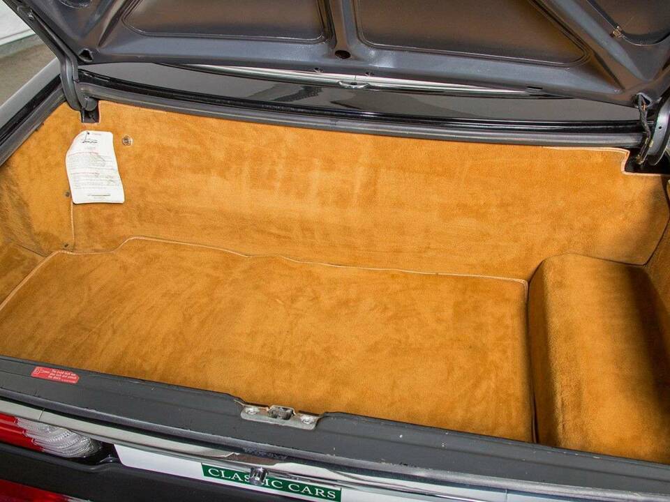 Image 19/20 of Mercedes-Benz 560 SL (1987)