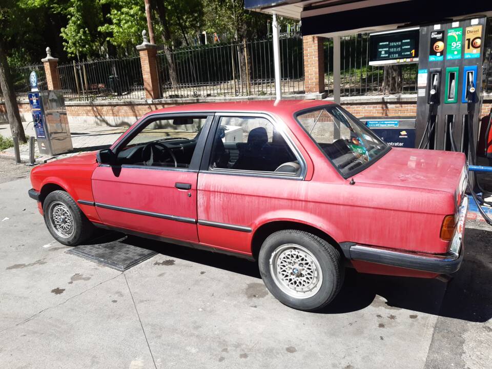 Image 7/7 of BMW 318i (1987)