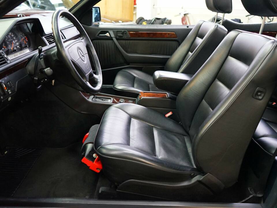 Immagine 36/46 di Mercedes-Benz 300 CE-24 (1992)