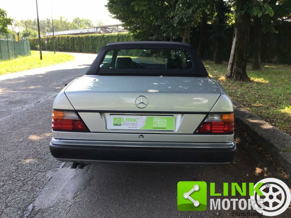 Imagen 4/10 de Mercedes-Benz 300 CE-24 (1993)