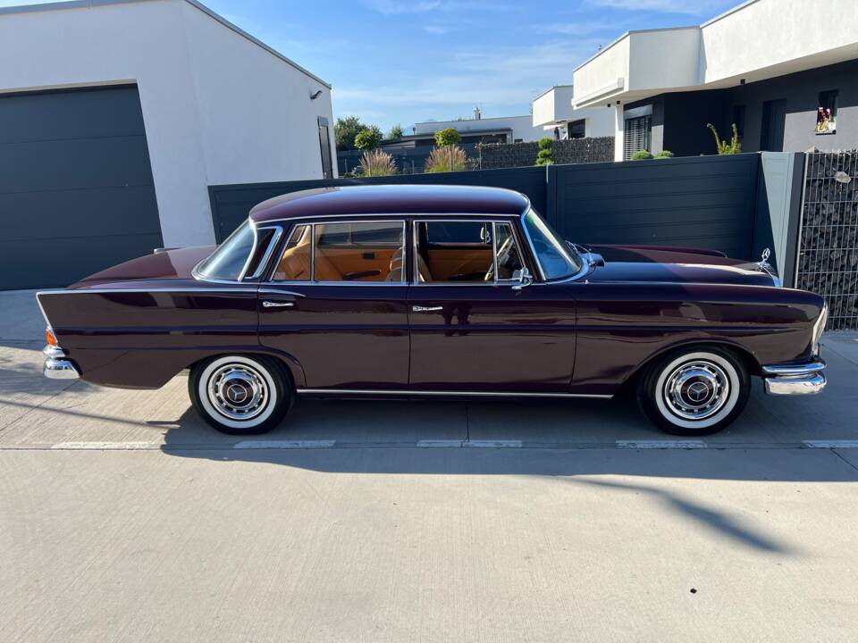 Bild 4/12 von Mercedes-Benz 220 SE b (1965)