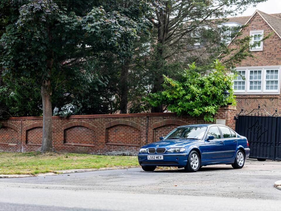 Image 11/38 of BMW 325i (2002)