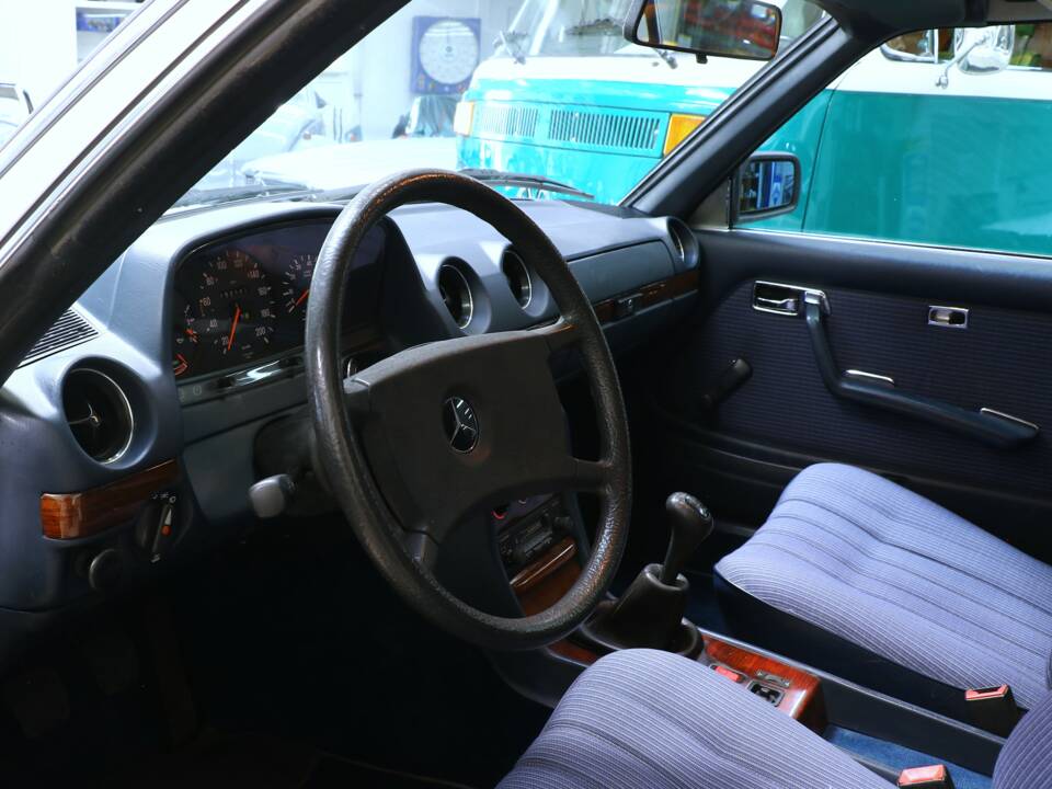 Bild 17/38 von Mercedes-Benz 230 CE (1984)