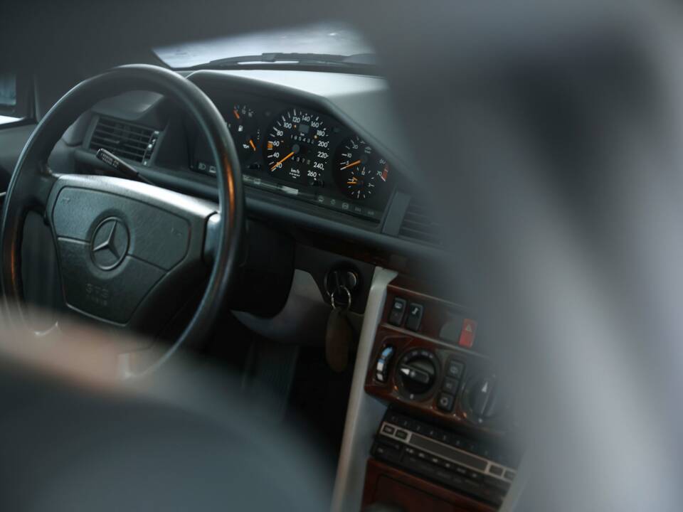 Bild 30/50 von Mercedes-Benz 500 E (1993)