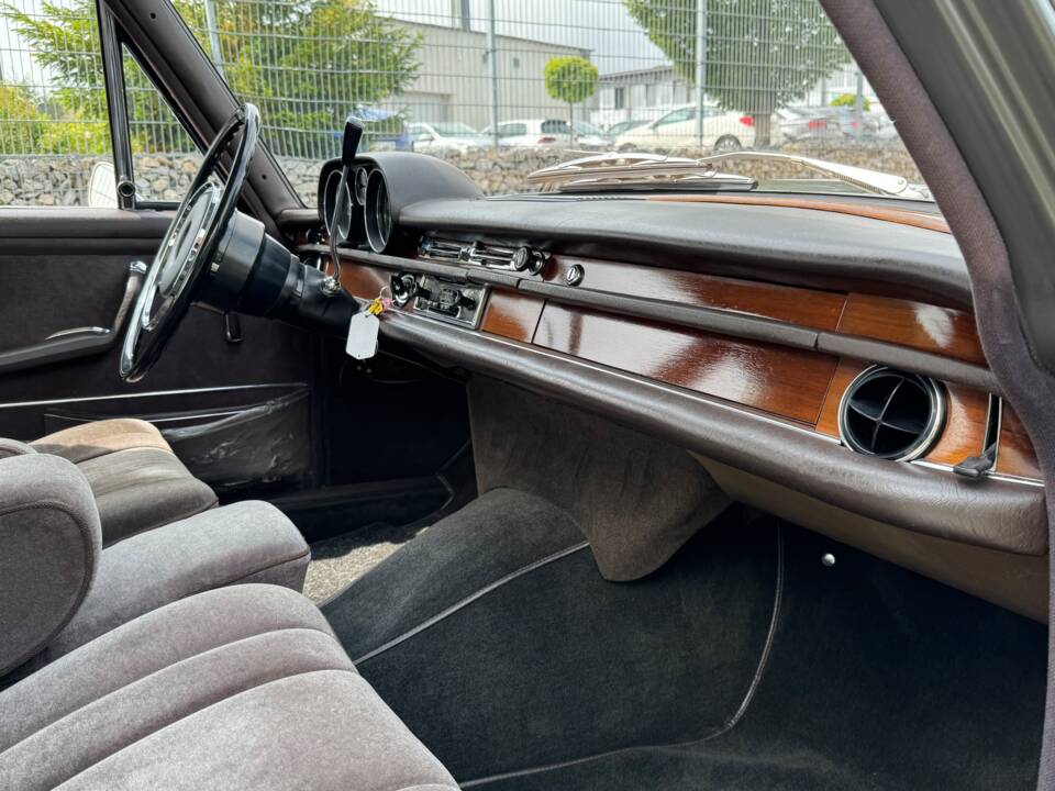 Image 28/47 of Mercedes-Benz 280 SE (1969)