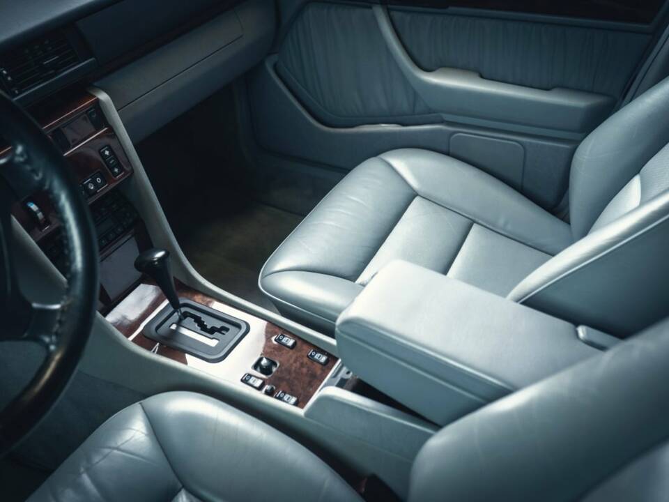 Image 7/15 of Mercedes-Benz E 420 (1995)