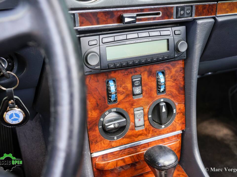 Immagine 29/60 di Mercedes-Benz 420 SL (1987)
