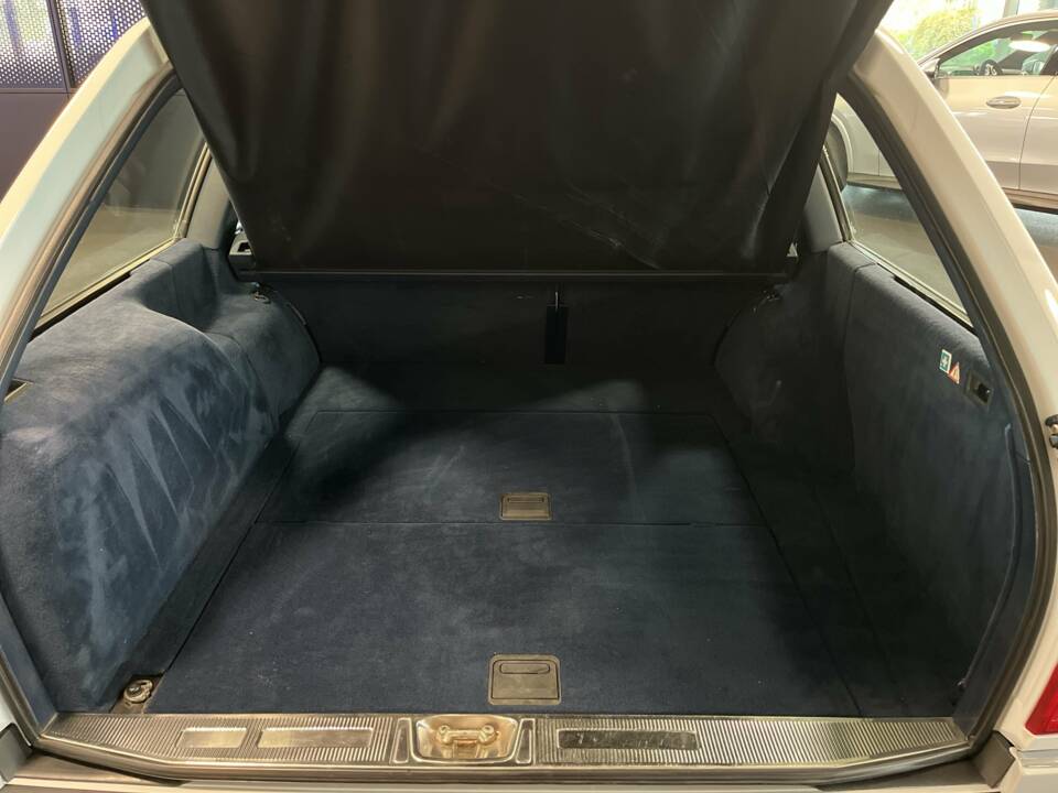 Imagen 18/22 de Mercedes-Benz 220 TE (1993)