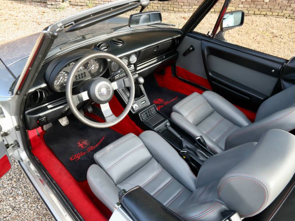 Image 3/50 de Alfa Romeo 2.0 Spider QV (1988)