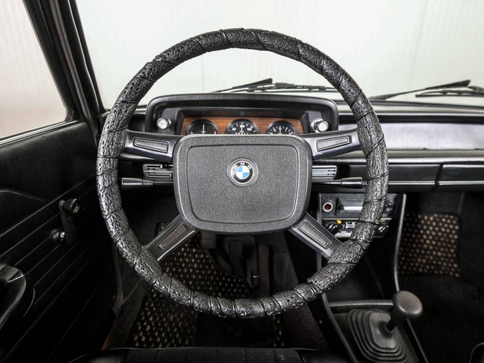 Immagine 6/50 di BMW 1502 (1977)