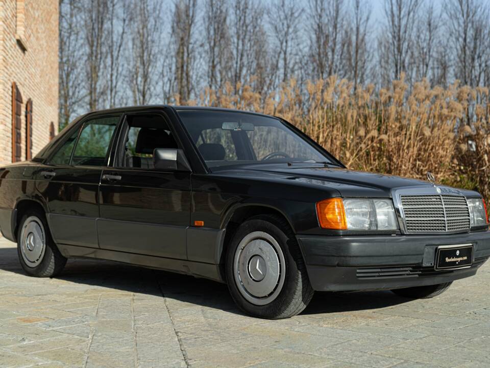 Immagine 2/45 di Mercedes-Benz 190 E (1989)