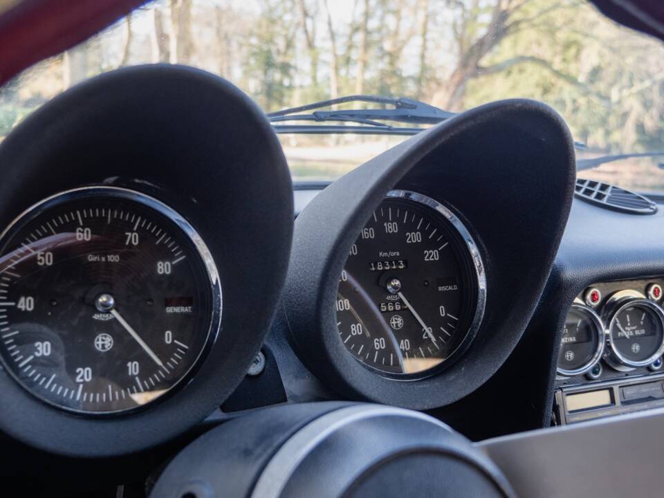 Image 18/58 of Alfa Romeo 2000 Spider Veloce (1977)