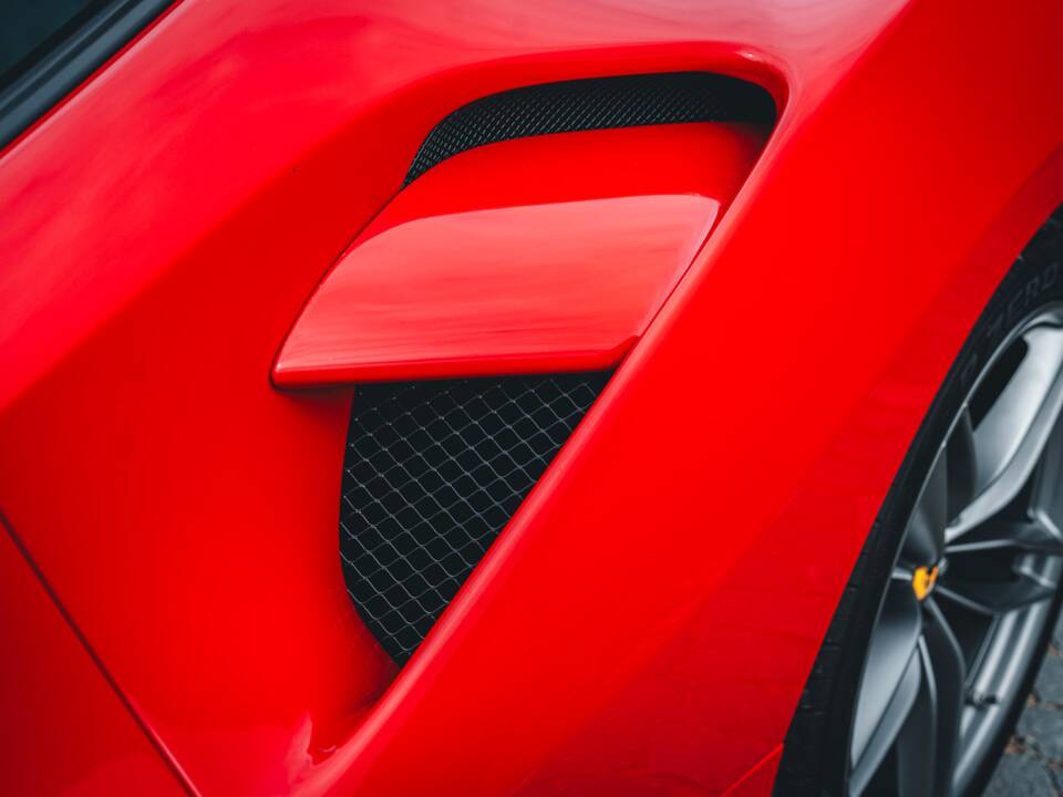 Image 21/56 of Ferrari 488 GTB (2020)