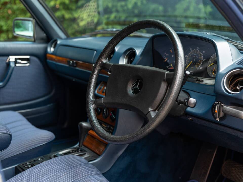 Bild 38/46 von Mercedes-Benz E 280 T (1987)