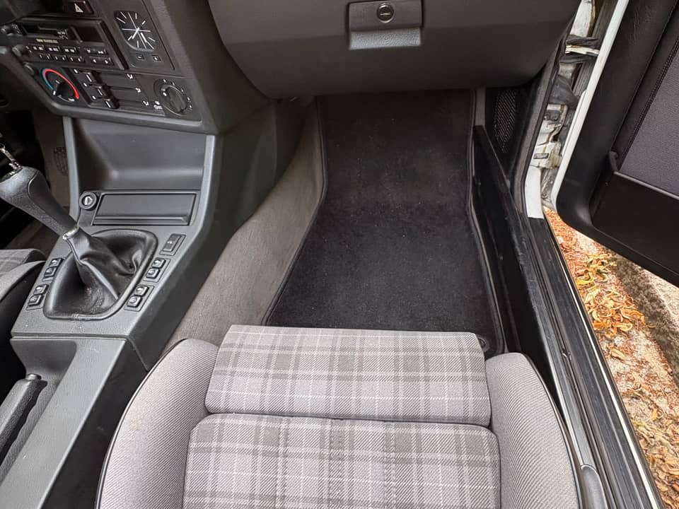 Immagine 36/75 di BMW 320i (1988)