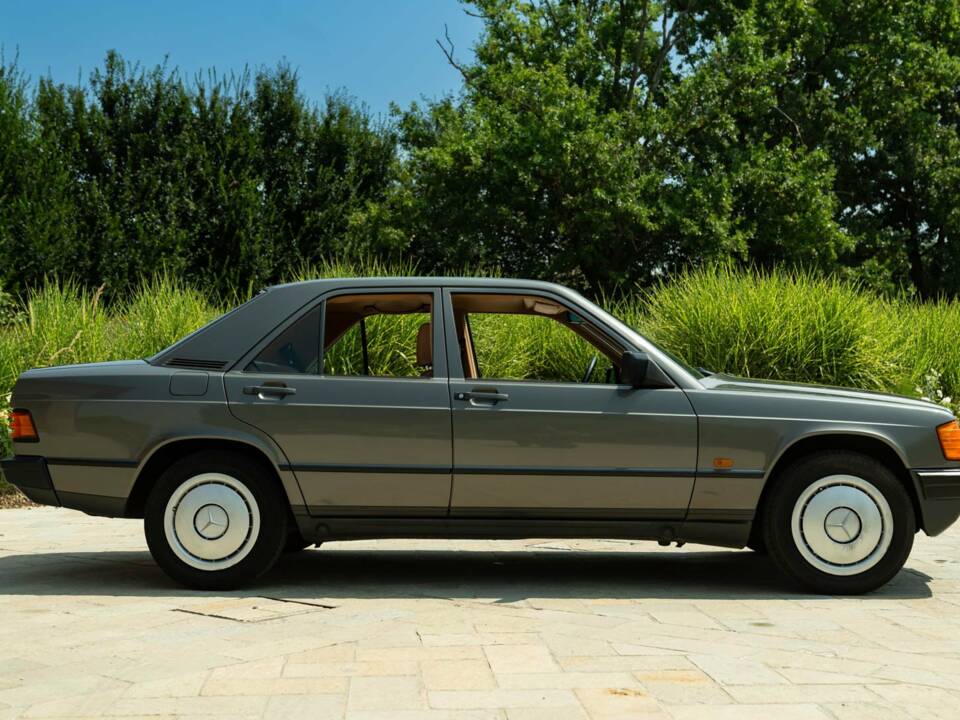 Imagen 12/50 de Mercedes-Benz 190 E (1987)