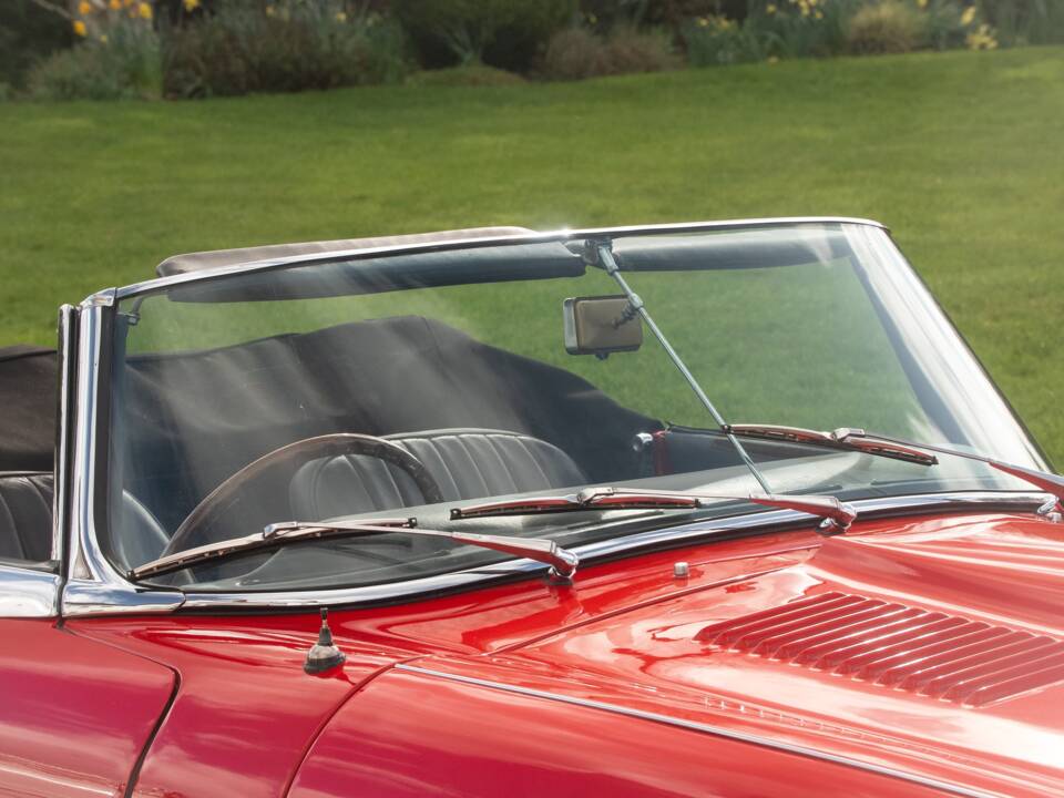 Image 42/50 de Jaguar E-Type (1967)