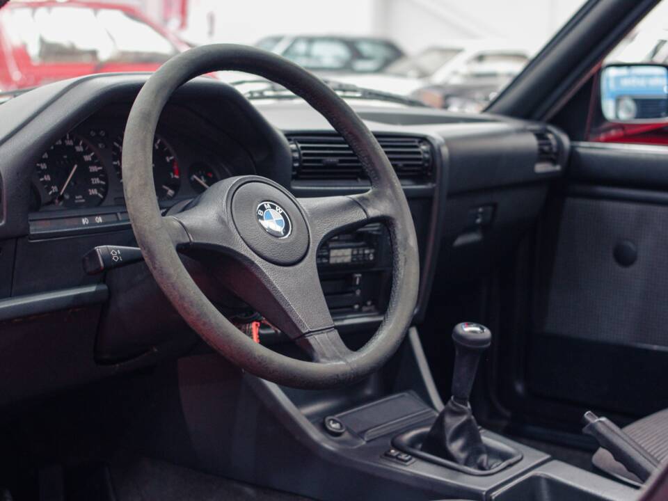 Image 15/38 of BMW 325i (1986)