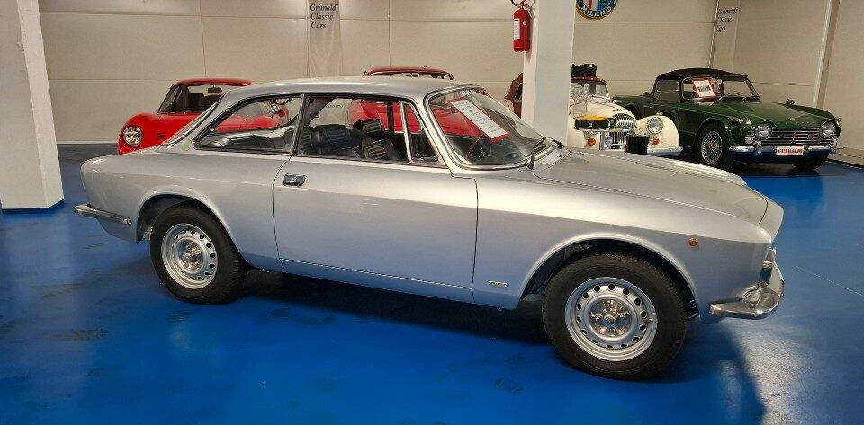 Afbeelding 16/37 van Alfa Romeo Giulia GT 1300 Junior (1975)