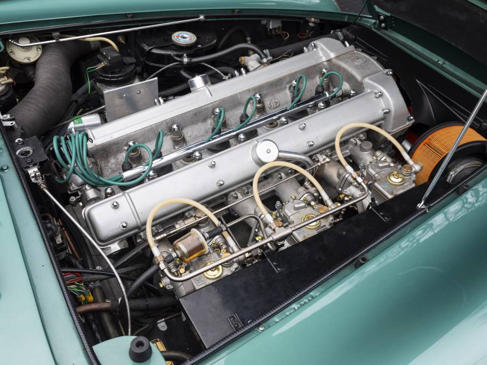 Immagine 20/27 di Aston Martin DB 6 Mk II (1970)