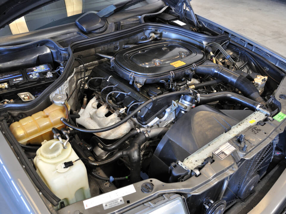 Image 2/25 of Mercedes-Benz 200 E (1992)