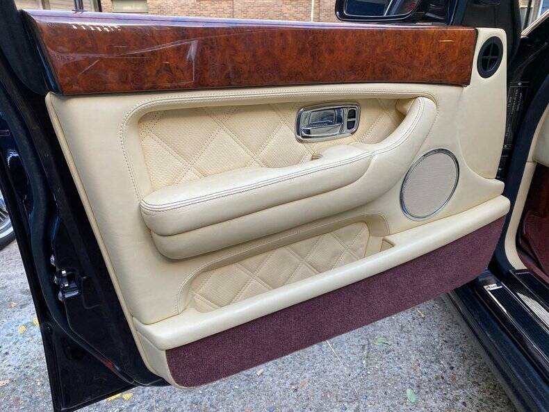 Image 23/50 of Bentley Arnage T (2002)