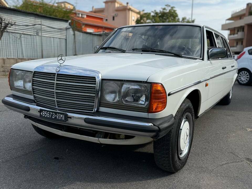 Bild 37/50 von Mercedes-Benz 240 D (1979)