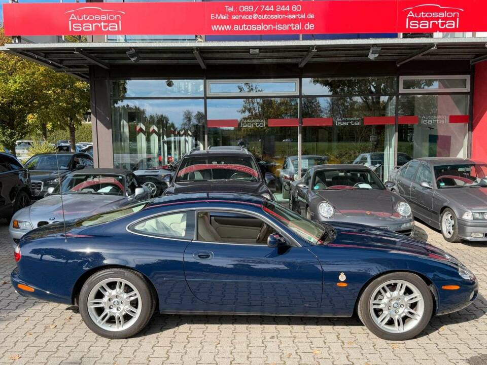Image 8/35 of Jaguar XK8 4.0 (2002)