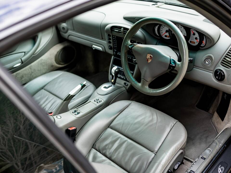 Image 30/50 of Porsche 911 Carrera 4S (2002)