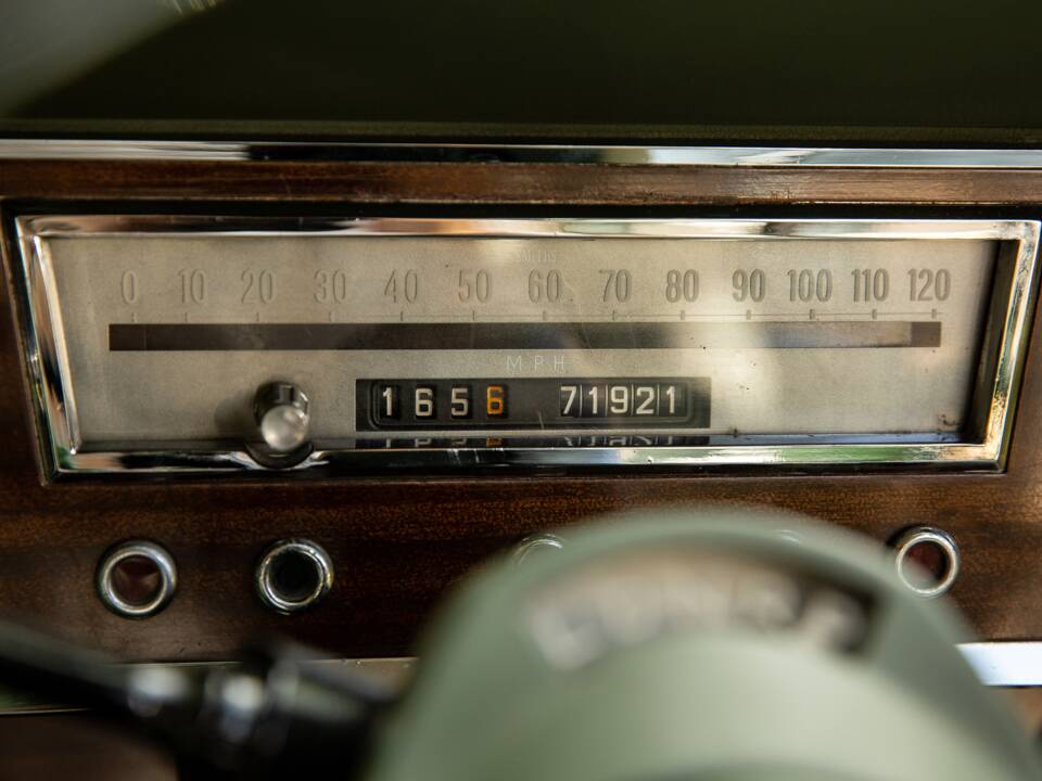 Image 38/44 of Ford Zodiac MkIII (1964)