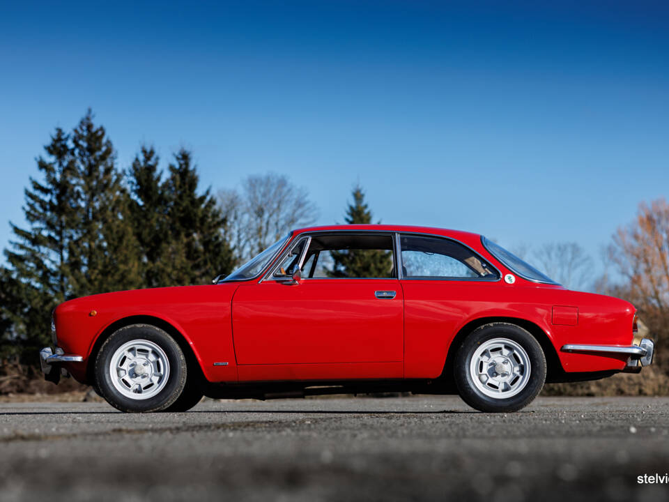 Image 20/43 of Alfa Romeo 2000 GT Veloce (1972)