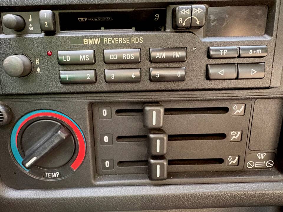 Immagine 33/75 di BMW 320i (1988)
