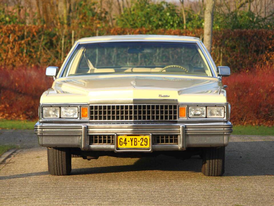 Image 31/56 of Cadillac Coupe DeVille (1977)