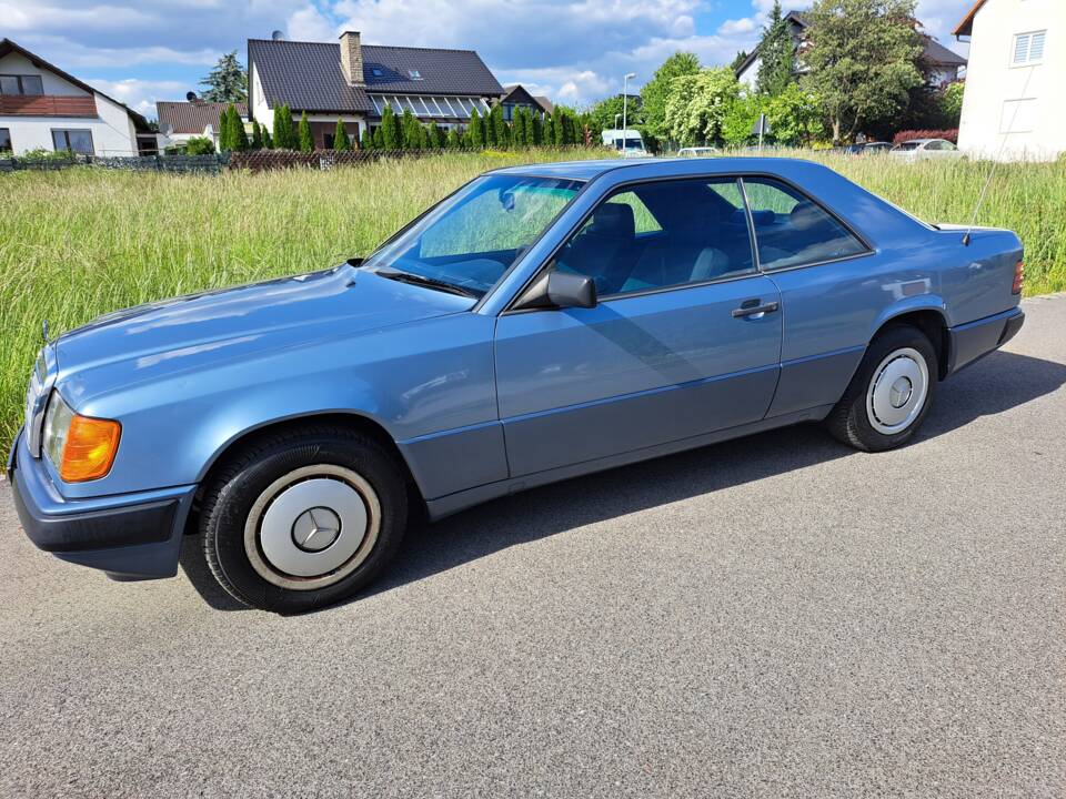 Image 2/12 of Mercedes-Benz 230 CE (1989)