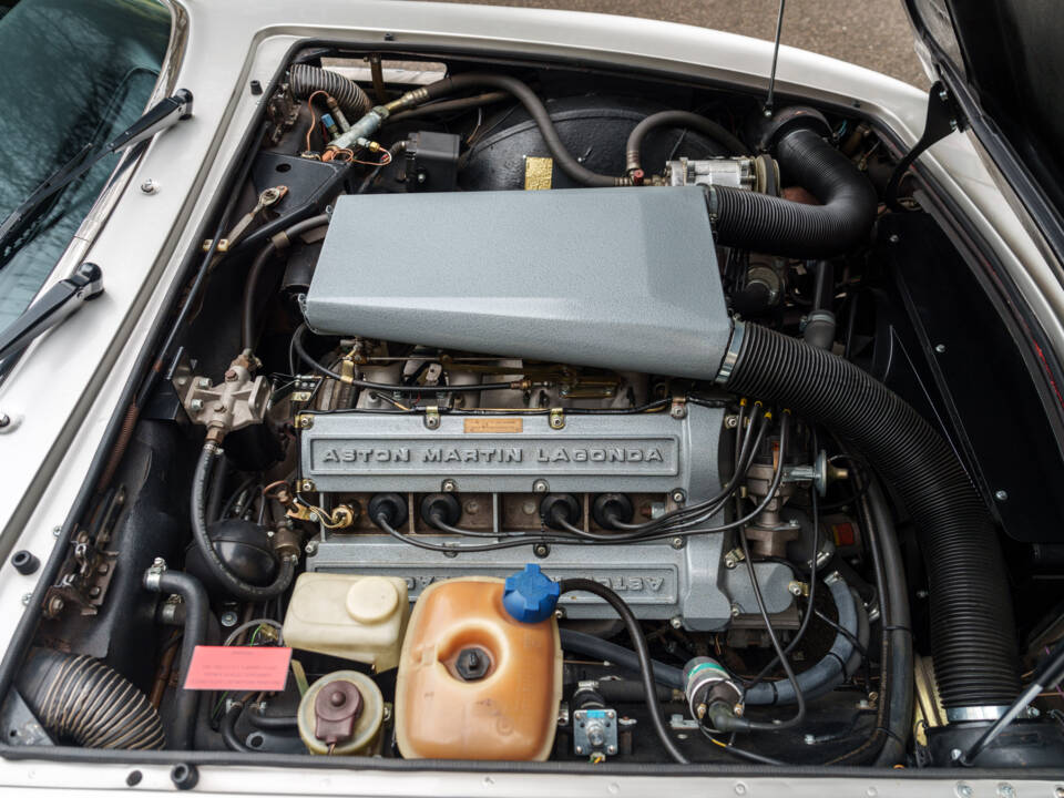 Afbeelding 29/30 van Aston Martin V8 Vantage X-Pack (1987)