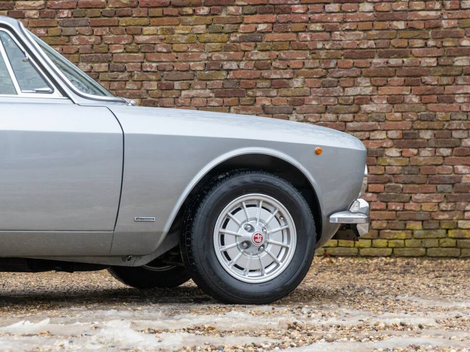 Image 48/50 de Alfa Romeo Giulia GT 1300 Junior (1972)