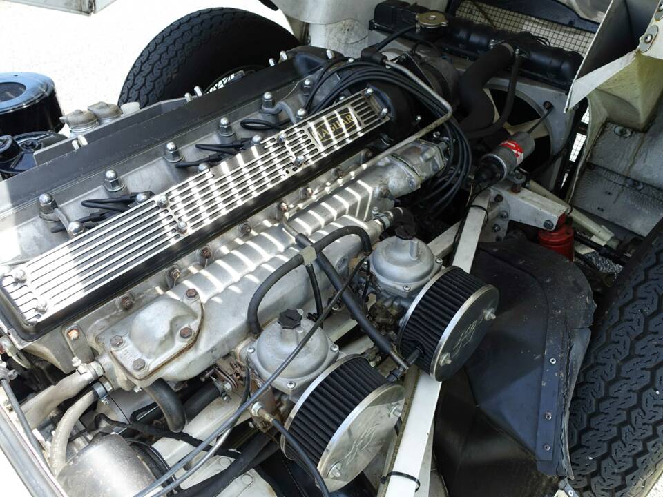 Image 18/39 de Jaguar XK-E (2+2) (1970)