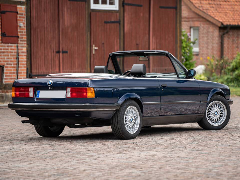 Image 17/99 of BMW 320i (1989)