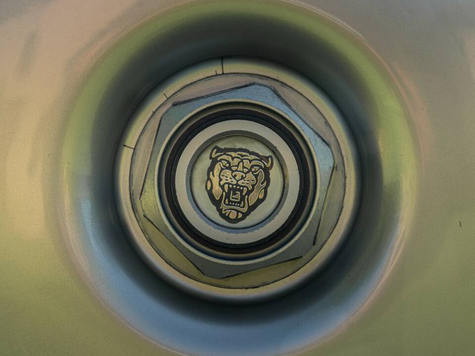 Image 30/50 of Jaguar XJ 220 (1993)